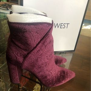 **NINE WEST VELVET BOOTIES SIZE 6**